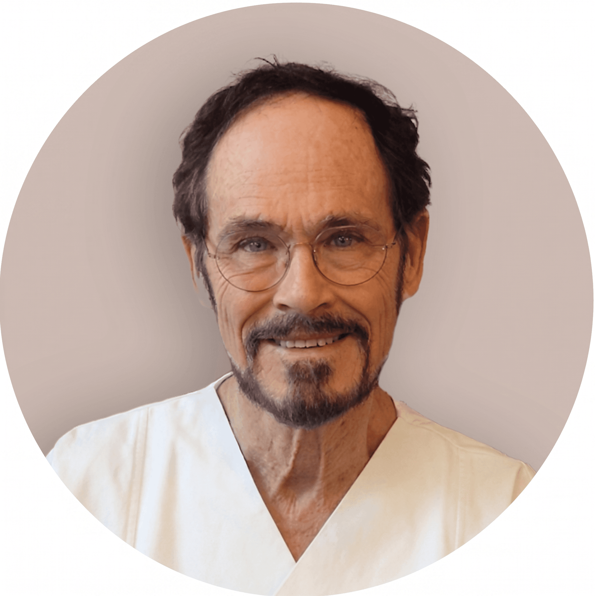 Dr. med. dent. Ulrich Kempkes bei der Patientenbegrüßung